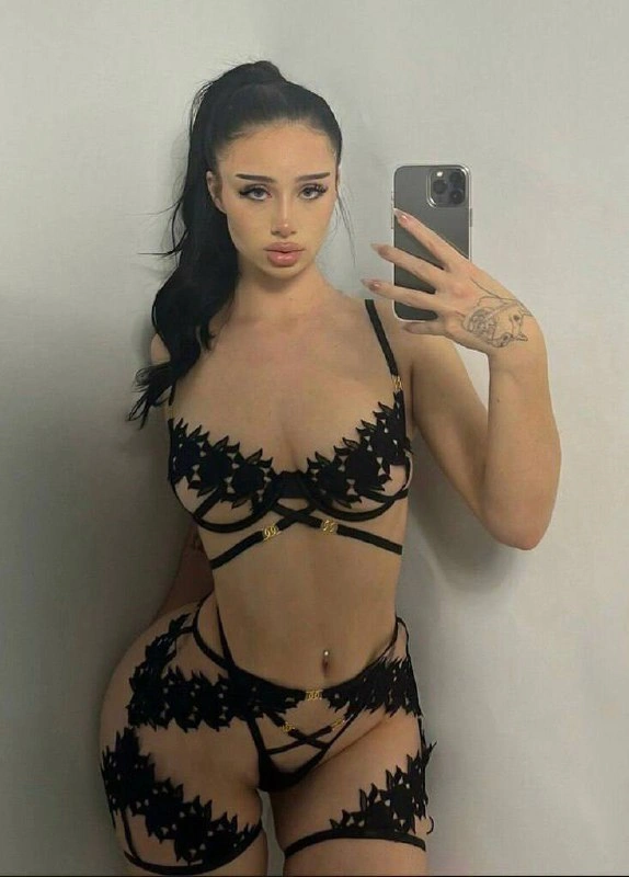  Auhneesh Nicole