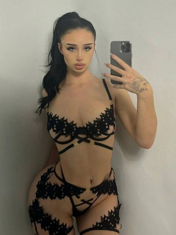  Auhneesh Nicole