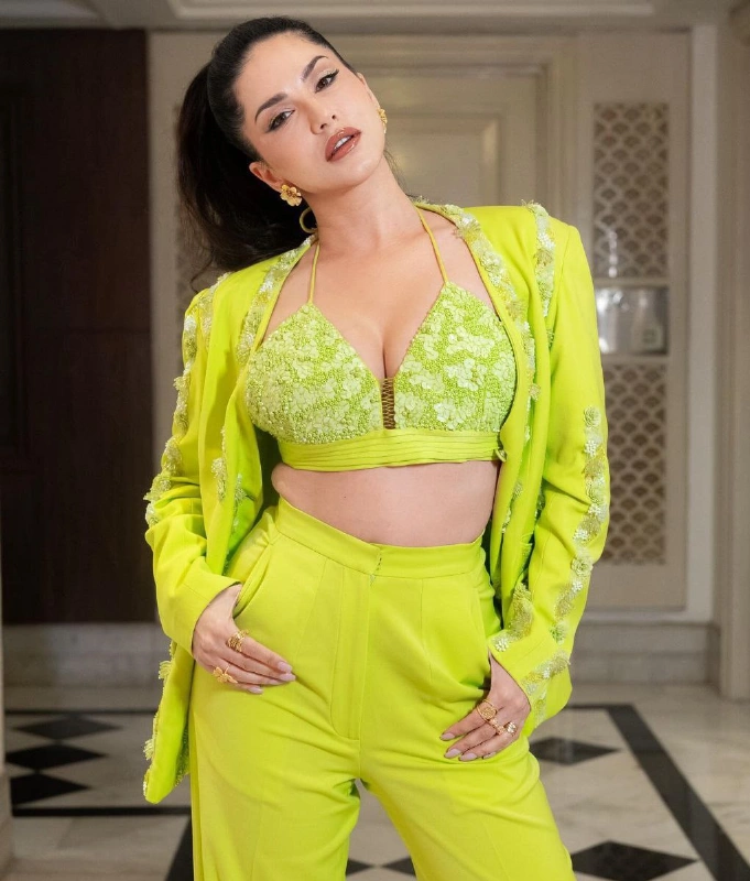  Sunny Leone 