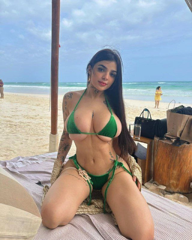  Karely Ruiz 