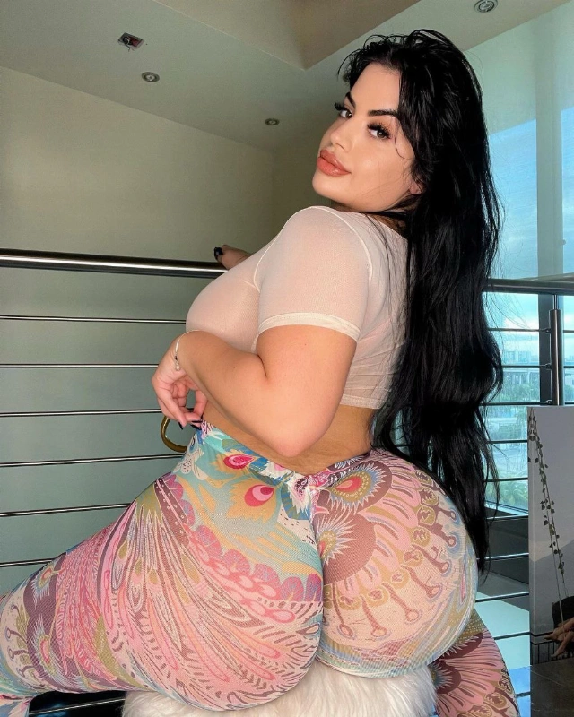 Lissa aires  celebrity Argentinian spice , famous Baddie with an epic B00TY recent tipped pack