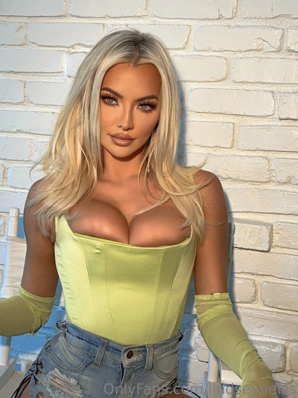  Lindsey Pelas 